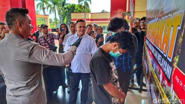 Polisi saat mengamankan pelaku penyerangan dan perusakan cafe di Kecamatan Katapang, Kabupaten Bandung.