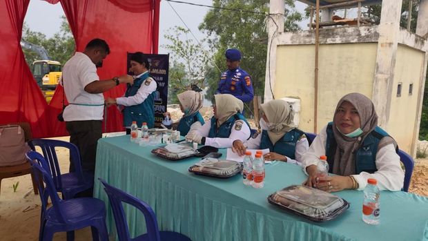 Polres Dumai hadirkan pelayanan di pesisir, beri bansos hingga klinik apung lewat 'JALUR', Rabu (7/10/2026).