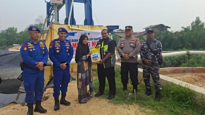 Polres Dumai hadirkan pelayanan di pesisir, beri bansos hingga klinik apung lewat JALUR, Rabu (7/10/2026).