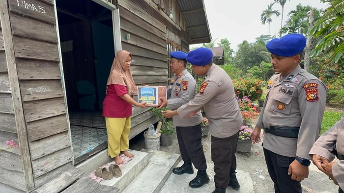 Polres Siak memberikan bantuan sosial kepada masyarakat pesisir lewat program JALUR