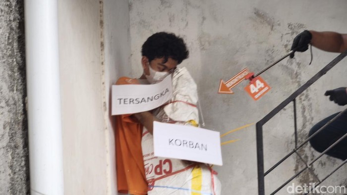 Proses rekonstruksi kasus dugaan pembunuhan Mozza di sebuah kos di Tegalsari, Candisari  hingga di jurang tol Semarang, Rabu (7/10) siang.