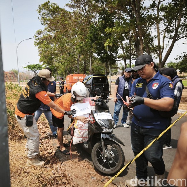 Momen Very Peragakan Buang Jasad Mozza di Jurang Tol Semarang Saat Reka Ulang