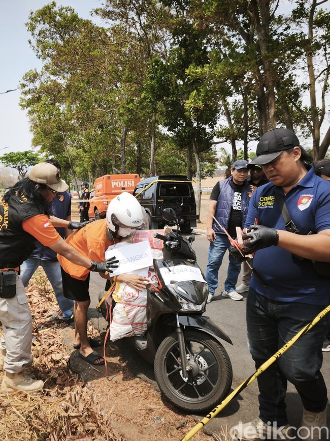 Momen Very Peragakan Buang Jasad Mozza di Jurang Tol Semarang Saat Reka Ulang