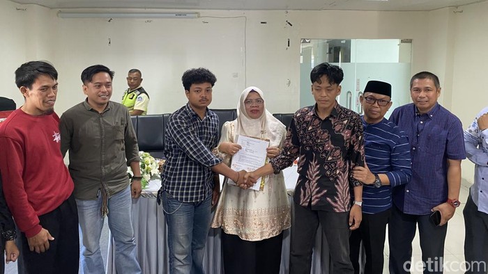 Rektor IAIN Parepare Prof Darmawati memediasi dua kelompok mahasiswa yang terlibat bentrok.