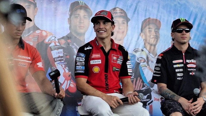 Rider Ducati Lenovo, Marc Marquez,  hadir dalam parade MotoGP di Teras Udayana, Mataram, Rabu (7/10/2026). (Nathea Citra/detikBali)