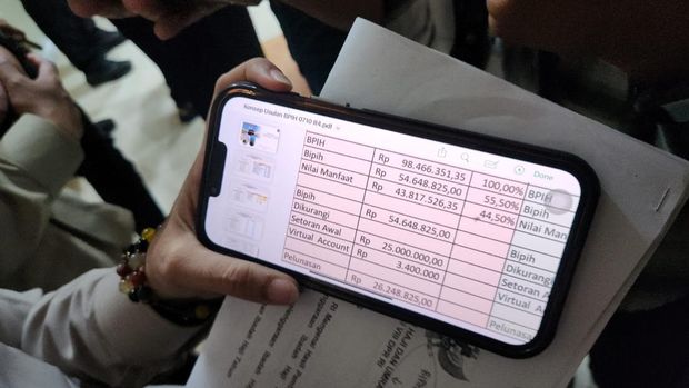 Rincian pembiayaan jemaah haji 2027 yang disepakati Komisi VIII DPR dan pemerintah di kompleks parlemen, Senayan, Jakarta, Rabu (7/10/2026).