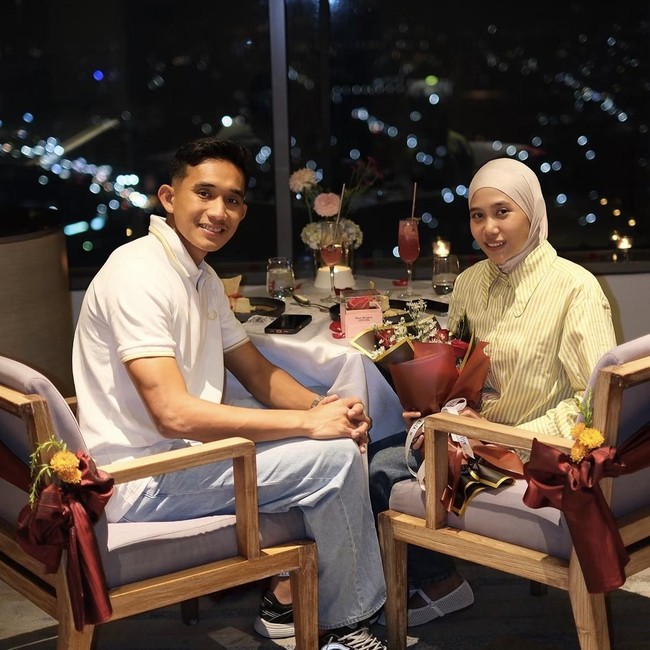 Romantisnya Rizky Ridho Makan Bareng Istri di Restoran hingga Kafe