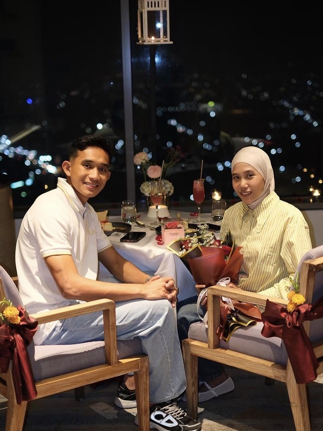 Romantisnya Rizky Ridho Makan Bareng Istri di Restoran hingga Kafe