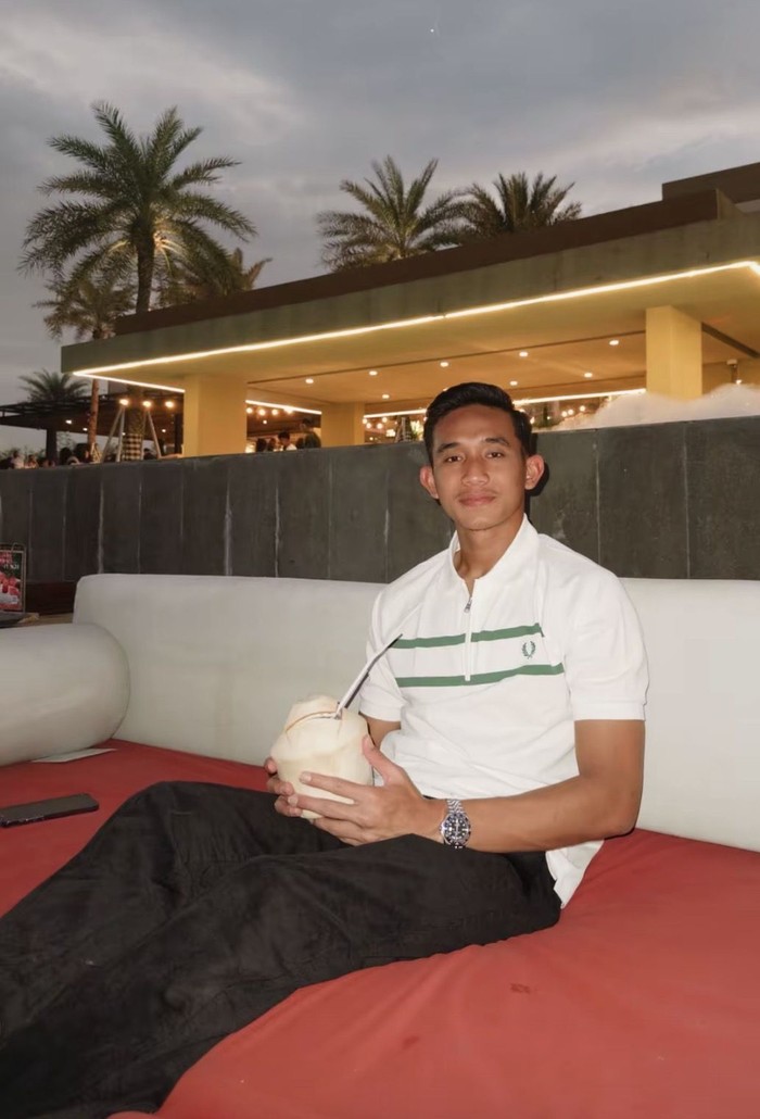Romantisnya Rizky Ridho Makan Bareng Istri di Restoran hingga Kafe