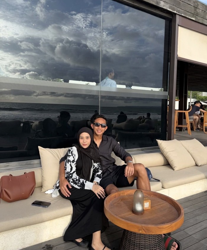 Romantisnya Rizky Ridho Makan Bareng Istri di Restoran hingga Kafe