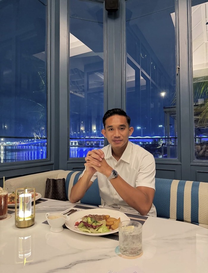 Romantisnya Rizky Ridho Makan Bareng Istri di Restoran hingga Kafe