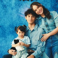 Tampil kompak, Rossa dan putranya kenakan busana berwarna biru. Rossa memilih tampil dengan setelan jeans. Sementara sang putra kenakan kemeja dipadukan celana panjang jeans. Foto: Instagram/@itsrossa910