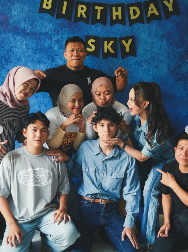 Penampilan Rossa di ulang tahun putranya itu tak kalah curi atensi. Banyak yang memuji dirinya yang awet muda di usia 47 tahun. Foto: Instagram/@itsrossa910