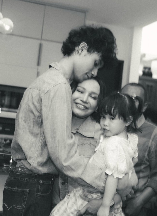 Kini sudah berusia 20 tahun, Sky terlihat sudah jauh lebih tinggi dari sang mama. Keduanya pun tampak begitu dekat. Foto: Instagram/@itsrossa910