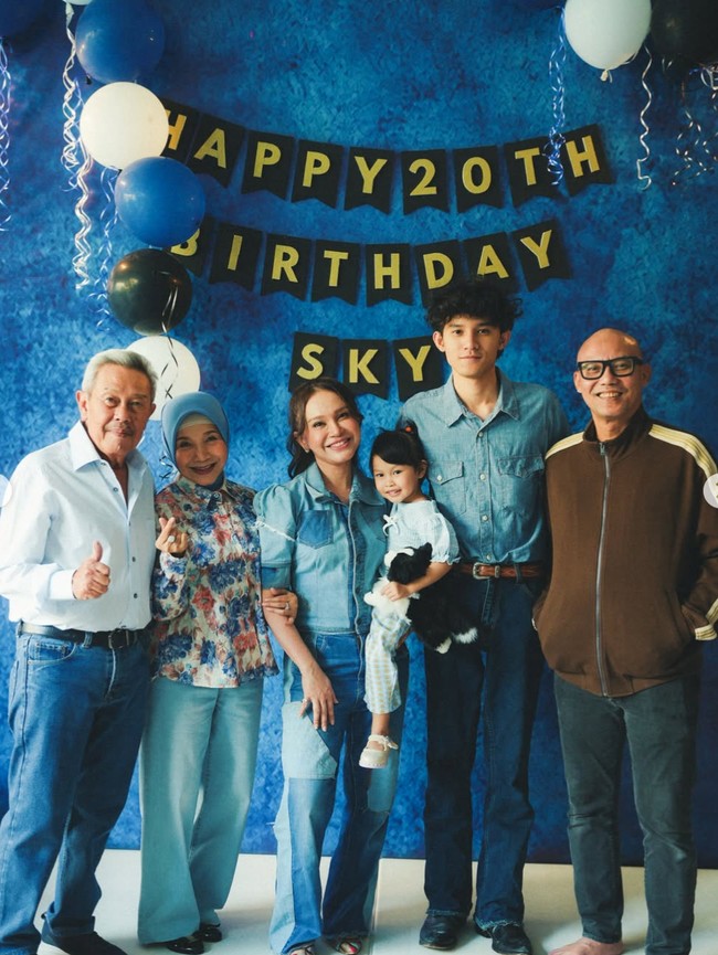 Di ulang tahun putranya itu, ayah Sky sekaligus mantan suami Rossa, Surendro Prasetyo atau yang lebih dikenal sebagai Yoyo Padi, juga tampak hadir. Meski sudah tidak bersama, namun Yoyo terlihat tetap masih berhubungan baik dengan Rossa dan keluarganya. Foto: Instagram/@itsrossa910