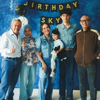 Di ulang tahun putranya itu, ayah Sky sekaligus mantan suami Rossa, Surendro Prasetyo atau yang lebih dikenal sebagai Yoyo Padi, juga tampak hadir. Meski sudah tidak bersama, namun Yoyo terlihat tetap masih berhubungan baik dengan Rossa dan keluarganya. Foto: Instagram/@itsrossa910