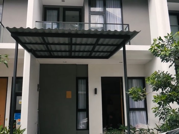 Rumah Adhi Permana dan Kesha Ratuliu
