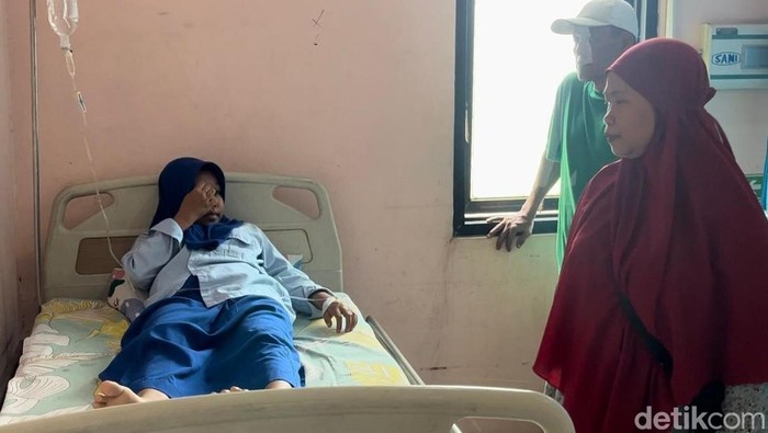 Sejumlah siswa SMP Negeri 1 Mojoanyar, Mojokerto dirawat di Puskesmas karena diduga keracunan MBG.