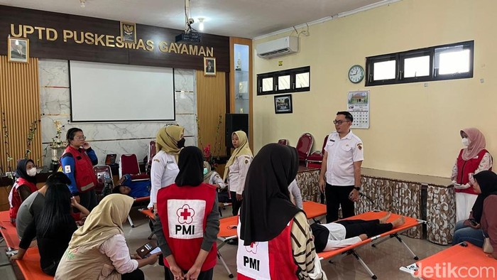 Sejumlah siswa SMP Negeri 1 Mojoanyar, Mojokerto dirawat di Puskesmas karena diduga keracunan MBG.