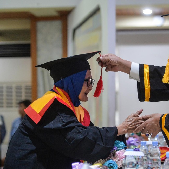 Semangat Belajar Tak Kenal Usia, 405 Lansia di Tangerang Ikuti Wisuda