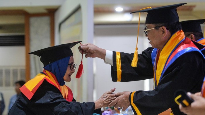 Sejumlah peserta sekolah lansia mengikuti prosesi wisuda di Pusat Pemerintah Kota Tangerang, Banten, Rabu (7/10/2026). Pemerintah Kota Tangerang mewisuda sebanyak 405 peserta sekolah lansia yang telah menyelesaikan pembelajarannya sebagai upaya meningkatkan kualitas hidup para lansia agar menjadi pribadi yang sehat, mandiri, aktif, produktif, dan bermartabat. ANTARA FOTO/Putra M. Akbar