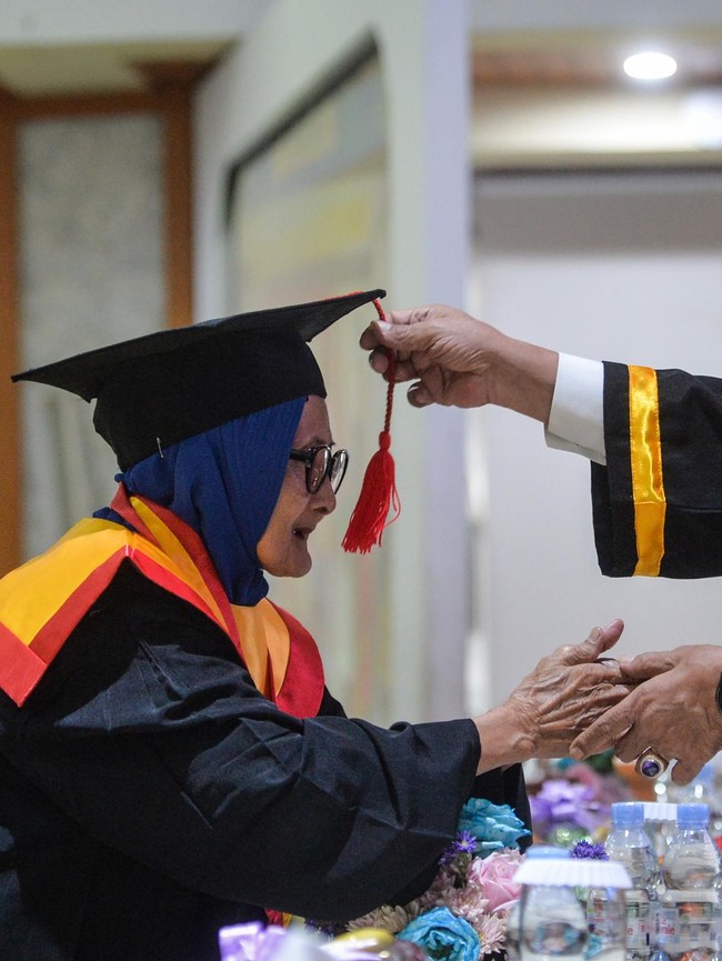Semangat Belajar Tak Kenal Usia, 405 Lansia di Tangerang Ikuti Wisuda
