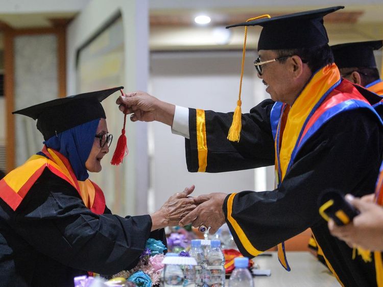 Semangat Belajar Tak Kenal Usia, 405 Lansia di Tangerang Ikuti Wisuda