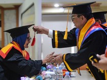 Semangat Belajar Tak Kenal Usia, 405 Lansia di Tangerang Ikuti Wisuda