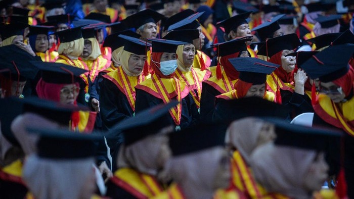Sejumlah peserta sekolah lansia mengikuti prosesi wisuda di Pusat Pemerintah Kota Tangerang, Banten, Rabu (7/10/2026). Pemerintah Kota Tangerang mewisuda sebanyak 405 peserta sekolah lansia yang telah menyelesaikan pembelajarannya sebagai upaya meningkatkan kualitas hidup para lansia agar menjadi pribadi yang sehat, mandiri, aktif, produktif, dan bermartabat. ANTARA FOTO/Putra M. Akbar