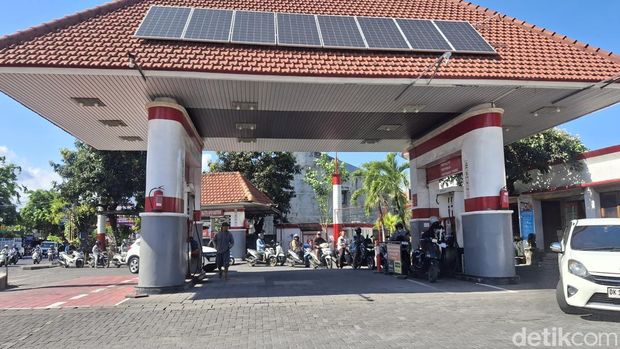 SPBU di Denpasar Antrean di salah satu SPBU di Denpasar, Rabu (7/10/2026). (Fabiola Dianira/detikBali)