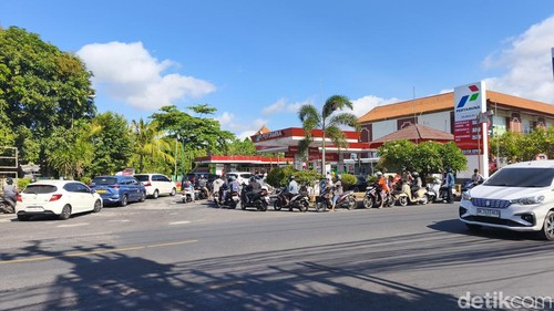 Antrean di salah satu SPBU di Kawasan Kuta, Rabu (7/10/2026). (Fabiola Dianira/detikBali)