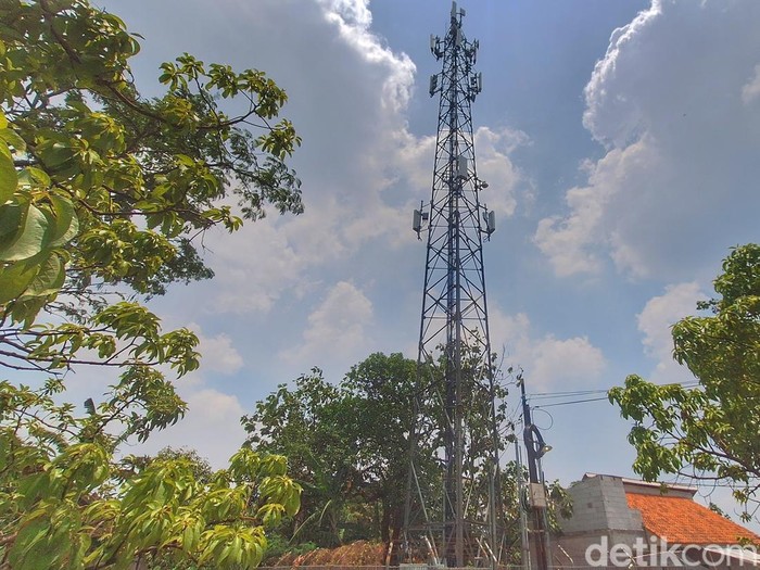 Suasana lokasi tower provider seluler di Kampung Balong, Desa Waluya, Kecamatan Cicalengka, Kabupaten Bandung, Rabu (7/10/2026).