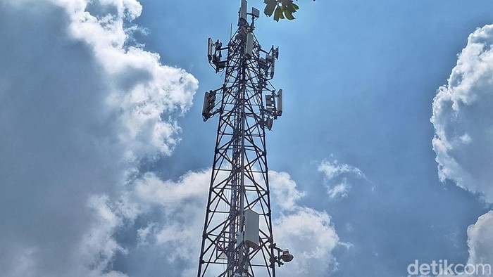 Suasana lokasi tower provider seluler di Kampung Balong, Desa Waluya, Kecamatan Cicalengka, Kabupaten Bandung, Rabu (7/10/2026).