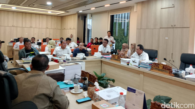 Suasana ruangan di DPRD Komisi C Surabaya. Suasana ruangan di DPRD Komisi C Surabaya.