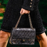 Tas Quilted Pertama Chanel Kembali ke Runway, Usianya Sudah 71 Tahun