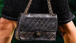 Tas Quilted Pertama Chanel Kembali ke Runway, Usianya Sudah 71 Tahun