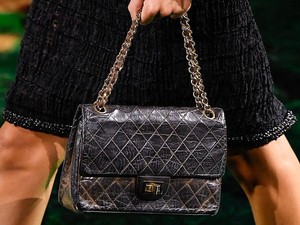 Tas Quilted Pertama Chanel Kembali ke Runway, Usianya Sudah 71 Tahun