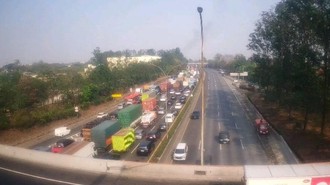 Truk Kontainer Terbakar di Tol Tangerang-Merak, Lalu Lintas Padat