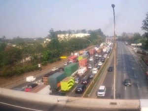 Truk Kontainer Terbakar di Tol Tangerang-Merak, Lalu Lintas Padat