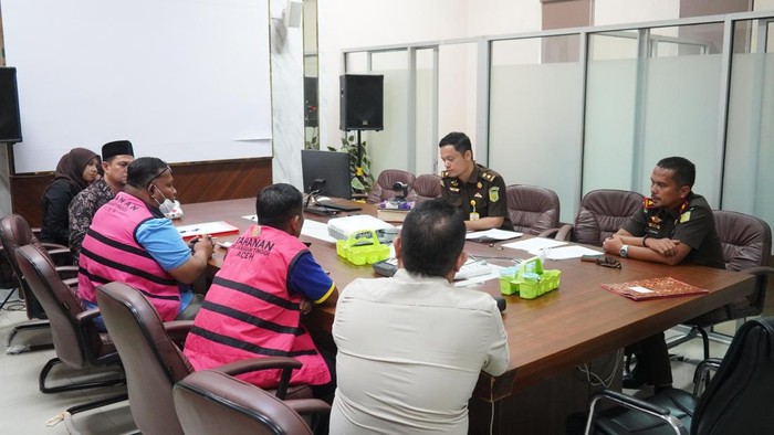 Jaksa menahan dua tersangka korupsi pengadaan tanah pembangunan daerah irigasi Sigulai, Kecamatan Simeulue Barat, Simeulue.