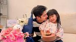 Sederhana dan Hangat! Momen Teuku Ryan Rayakan Ulang Tahun Bareng Moana