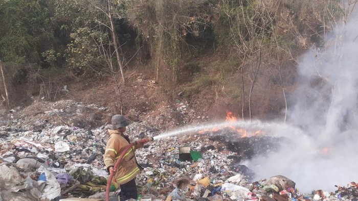 Tim Damkar Kabupaten Cirebon saat lakukan pemadaman kebakaran.