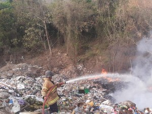 TPA Gunung Santri Terbakar, Damkar Kerahkan Enam Armada