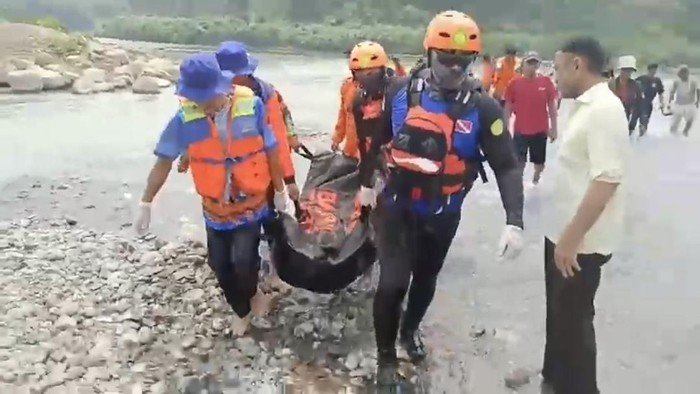 Tim SAR Gabungan mengevakuasi jenazah korban ke rumah duka