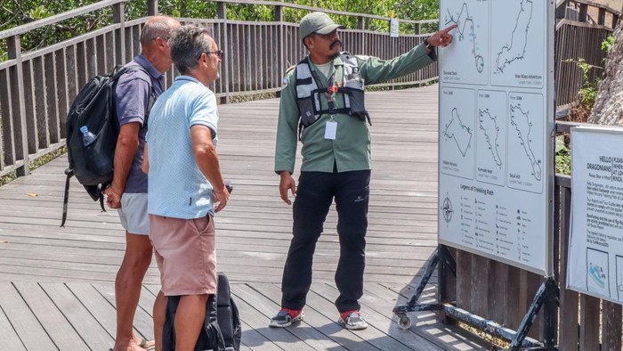 Pemandu menerangkan lokasi wisata ke pengungujung di Loh Buaya Pulau Rinca, Taman Nasional (TN) Komodo, Manggarai Barat, NTT, Selasa (6/10/2026). Berdasarkan data Balai TN Komodo tingkat kunjungan wisatawan ke kawasan konservasi itu pada periode Januari-September 2026 sebanyak 379.554 orang atau naik sebanyak 39.616 orang dibandingkan dengan periode yang sama pada 2025 sebanyak 339.938. ANTARA FOTO/Gecio Viana