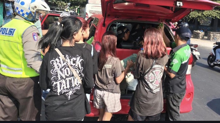 Empat perempuan di bawah umur yang melarikan diri hingga ke Sidoarjo saat hendak dijadikan PSK di Jember saat diamankan ke Polsek Waru