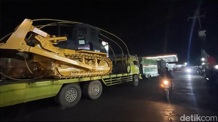 Truk dan bus antre isi solar di SPBU Jalan Perintis Kemerdekaan Makassar.