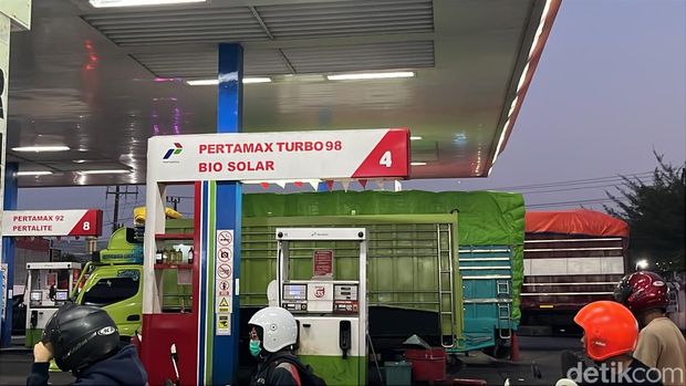 Truk dan bus antre isi solar di SPBU Jalan Perintis Kemerdekaan Makassar. Truk dan bus antre isi solar di SPBU Jalan Perintis Kemerdekaan Makassar.