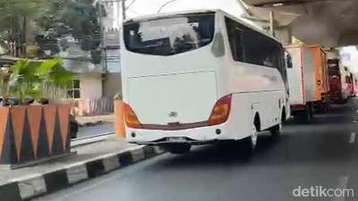 Truk dan bus antre isi solar di SPBU Jalan Pettarani Makassar.