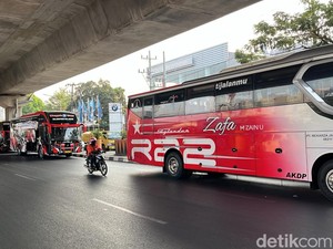 Antrean Solar di SPBU Pettarani Makassar, Truk-Bus Parkir di Jalan
